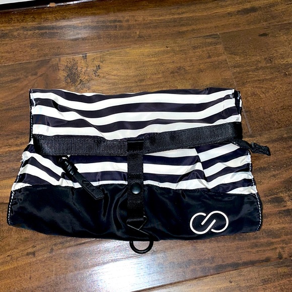 CALIA by Carrie Underwood cosmetic bag - Picture 3 of 3